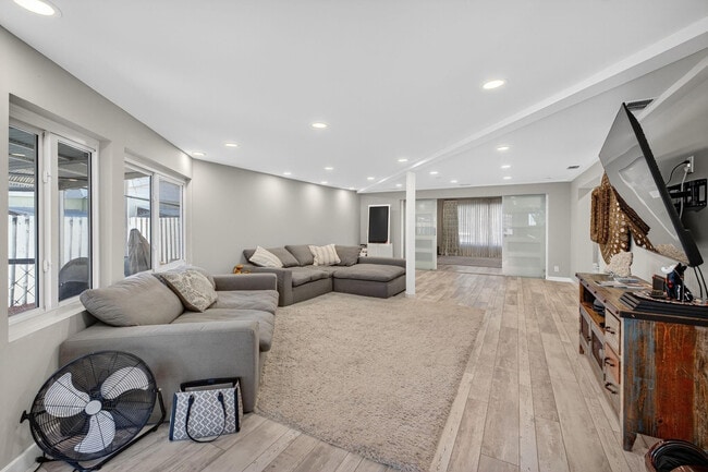 Building Photo - 1570 NE 30th Pl