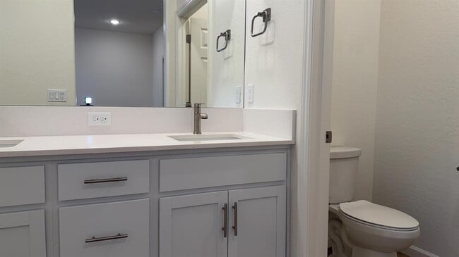 Building Photo - 2153 N Renn Ave