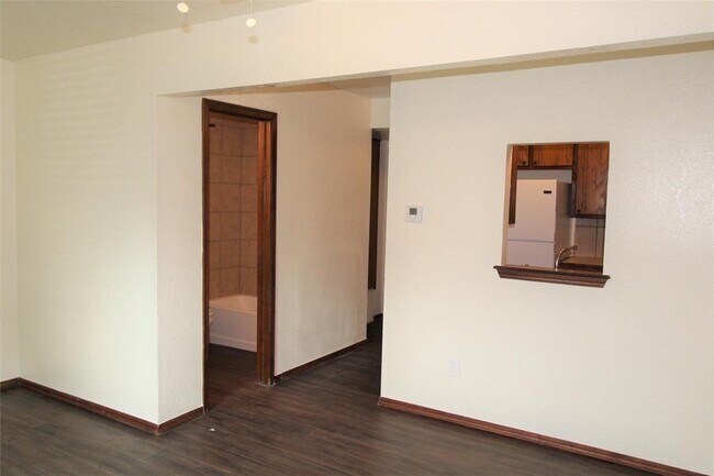 Building Photo - 1901 E Lindsey St