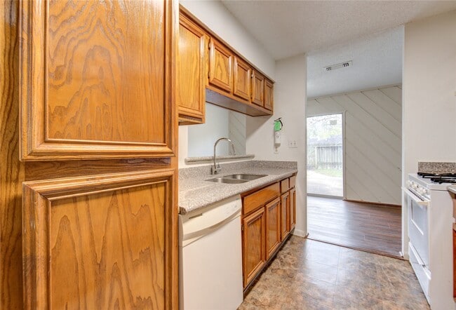 Building Photo - 212 Quaker Dr