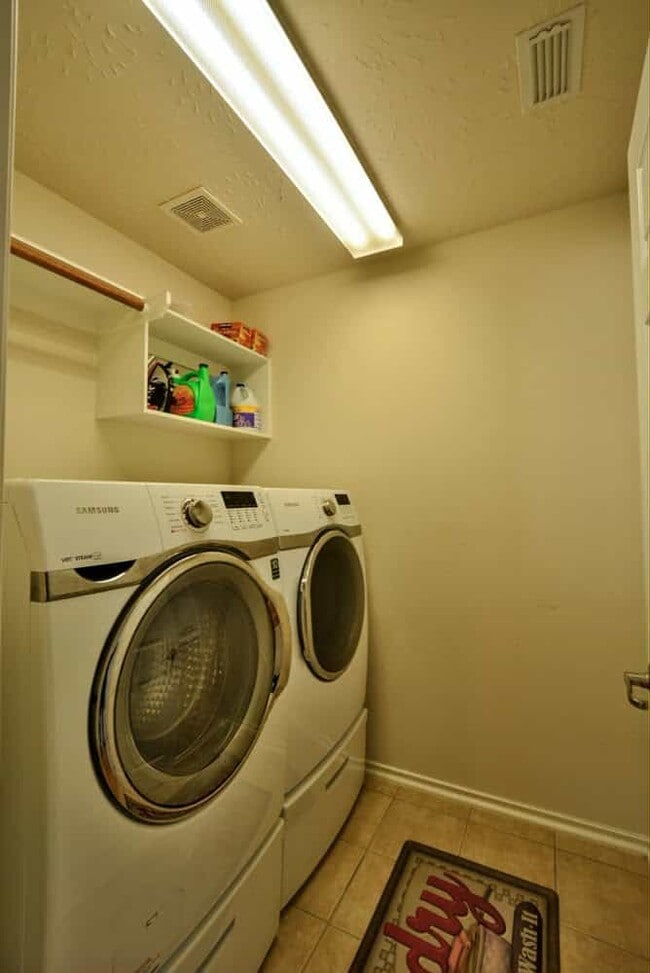 Building Photo - 3205 Victorian Manor Ln