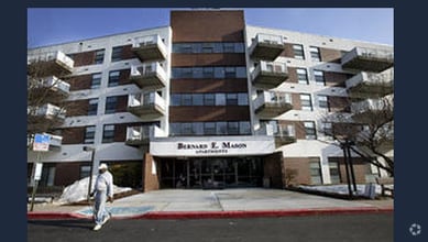 Building Photo - 2121 Windsor Gardens Ln