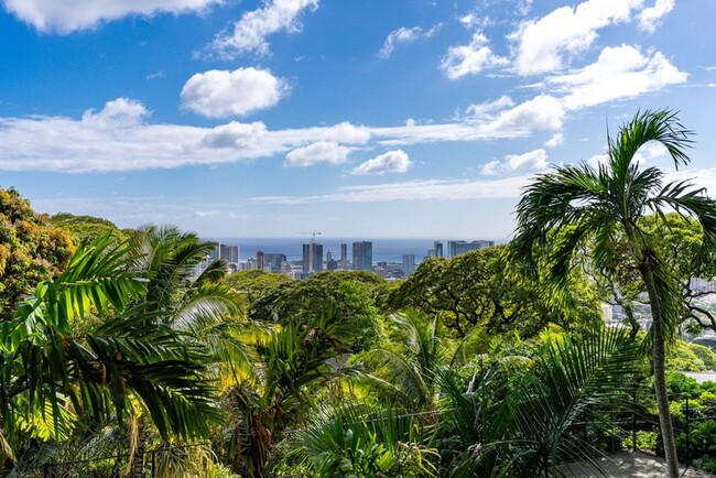 Building Photo - Tantalus Glass House: Modern Luxury with S...