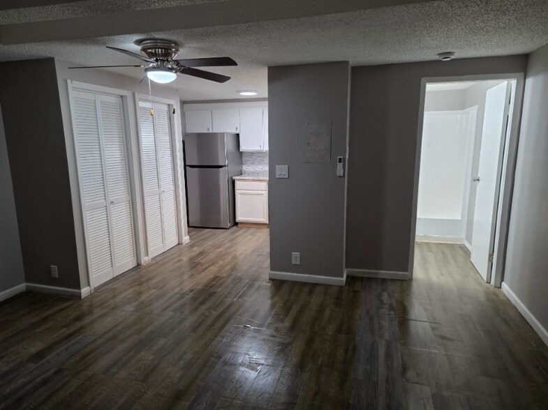 Building Photo - 734 N Country Acres Ave