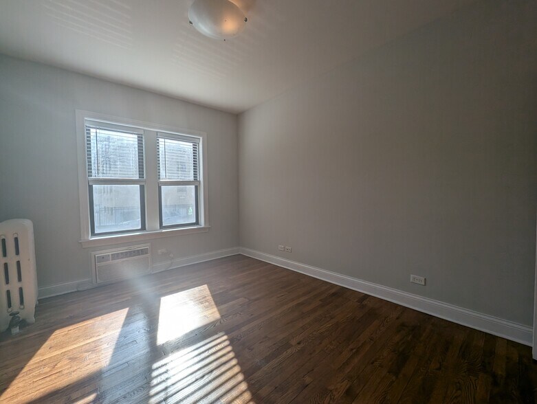 Building Photo - 722 W Addison St