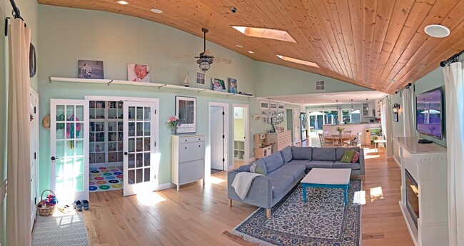 Building Photo - Beautiful 3 Bedroom, 2 Bathroom Remodeled Home & Solar!