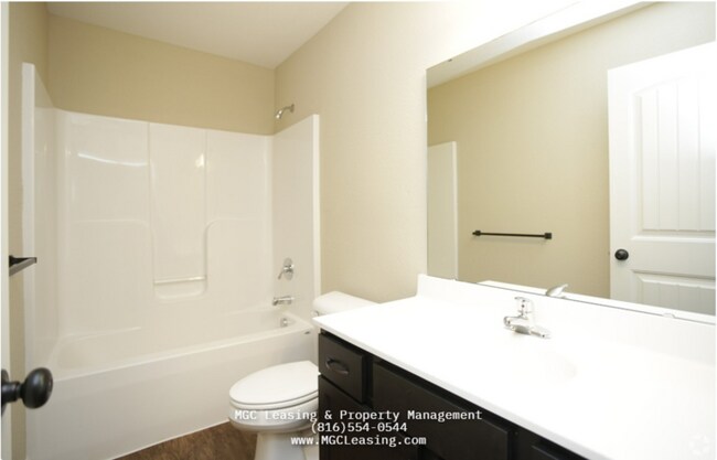 Building Photo - Eagle Creek Townhome with a bedroom on the 1st Floor in Lee's Summit!