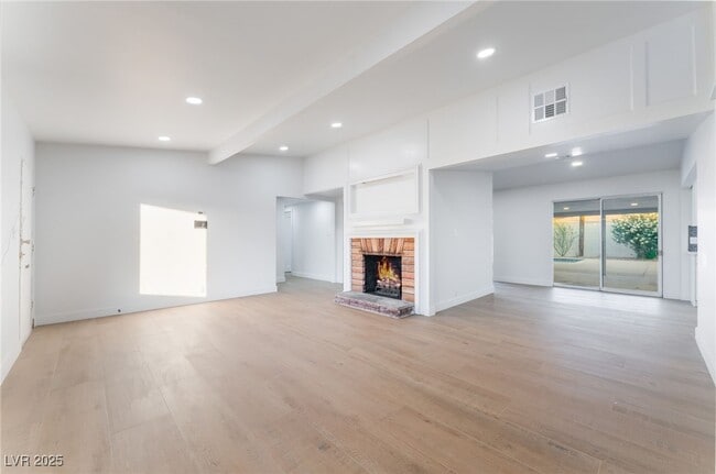 Building Photo - 548 E Oakey Blvd