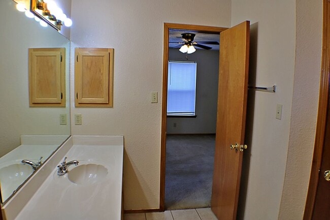 Building Photo - Charming Single-Story Home Move-in-Ready