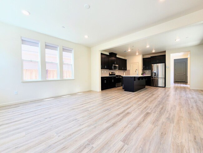 Building Photo - 4 Bedroom Home in W Section