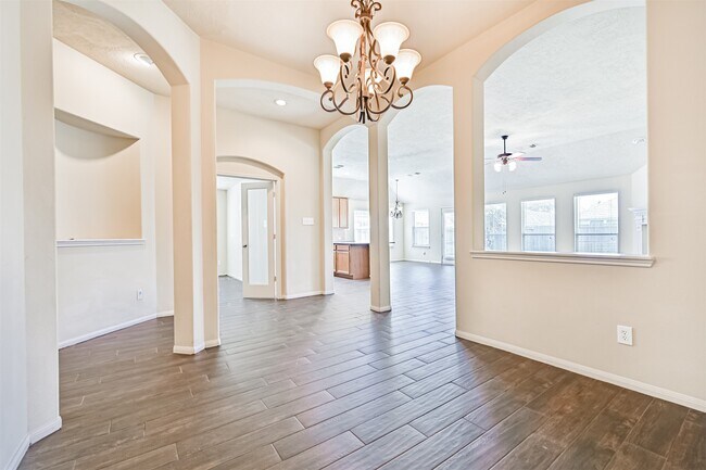 Building Photo - 2006 Plantain Lily Ct