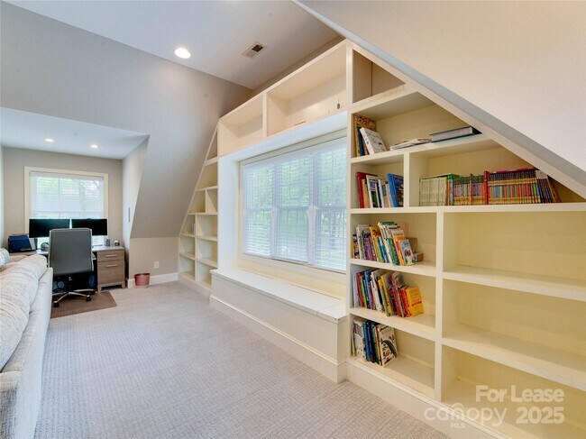 Building Photo - 823 Sedgefield Rd
