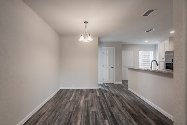 Building Photo - 2121 Fountain View Dr
