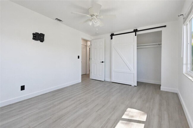 Building Photo - 9616 Pineridge Ave
