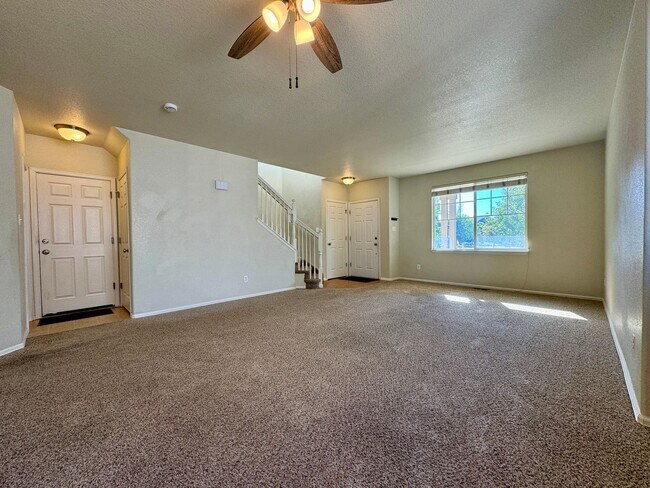 Building Photo - 3 Bedroom Home With Plenty of Space! Avail...