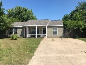 Building Photo - Super Cute 3 Bedroom Now Available!