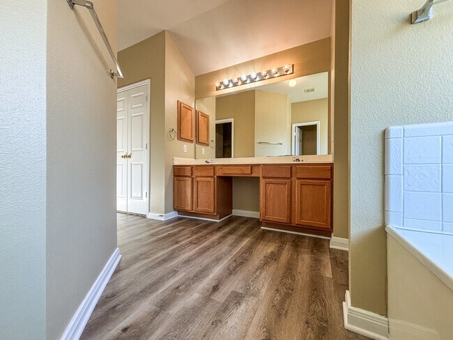 Building Photo - 340 Meadow Park