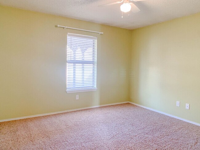 Building Photo - Sweet Spacious Home with a 2-Car Garage!