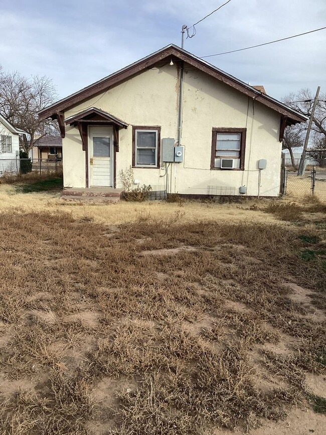 Building Photo - Freshly painted rooms in cute 2 bedroom home on quiet street!  Pets welcome!