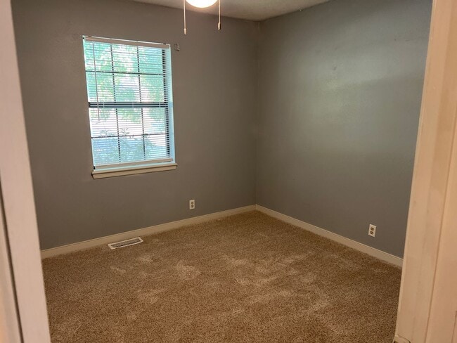 Building Photo - comfort and convenience in this 3 bedroom ...