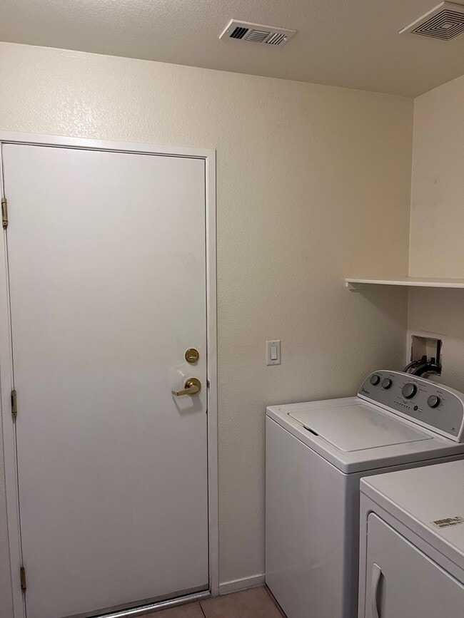 Building Photo - Henderson - 3 Bedroom Townhome w/2 car garage