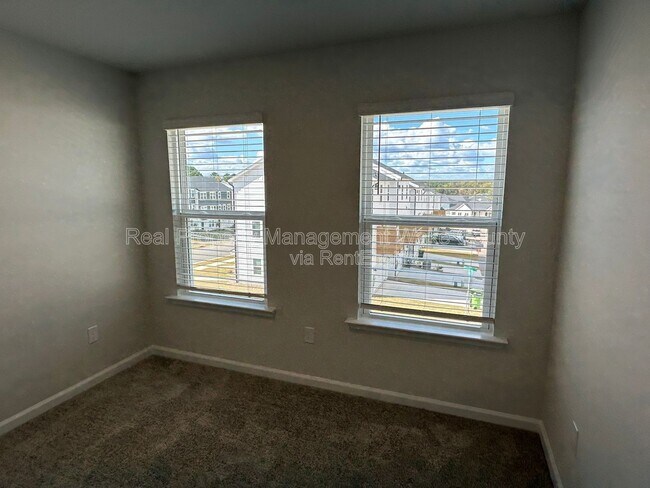 Building Photo - 2795 Cassius Dr