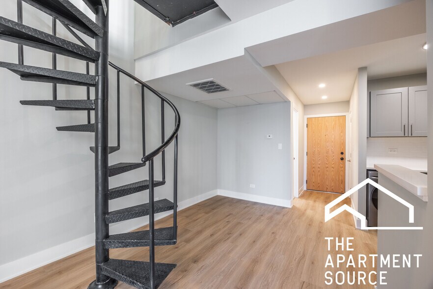 Building Photo - 1223 N La Salle Dr