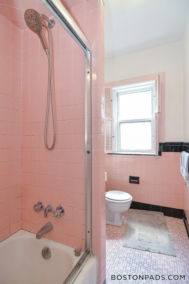 Building Photo - 923 Beacon St