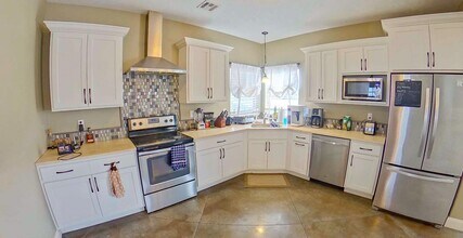 Building Photo - Cute West Side Home W/ Two Car Garage + Fenced In Yard + Rooftop Balcony! Available June 4th!