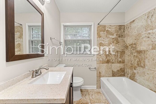 Building Photo - Renovated 3 Bed/ 2 Bath - 1st month free w...