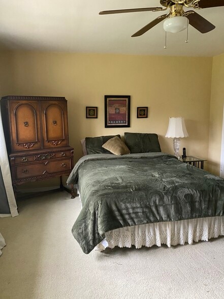 Bedroom - 5458 1/2 Village Grn