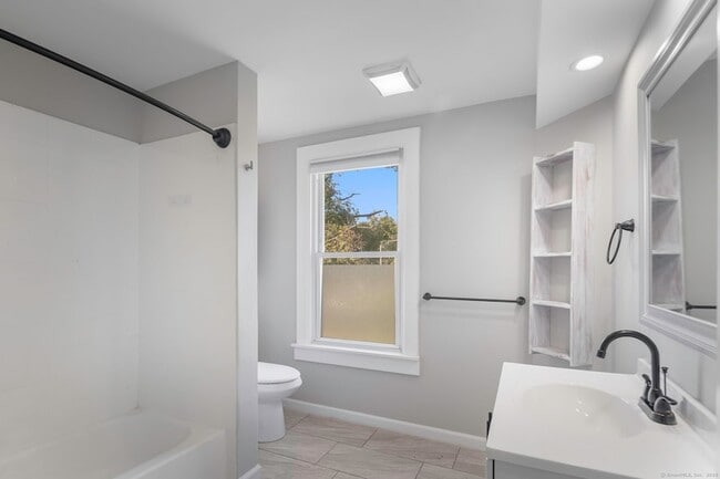 Building Photo - 884 Highland Ave