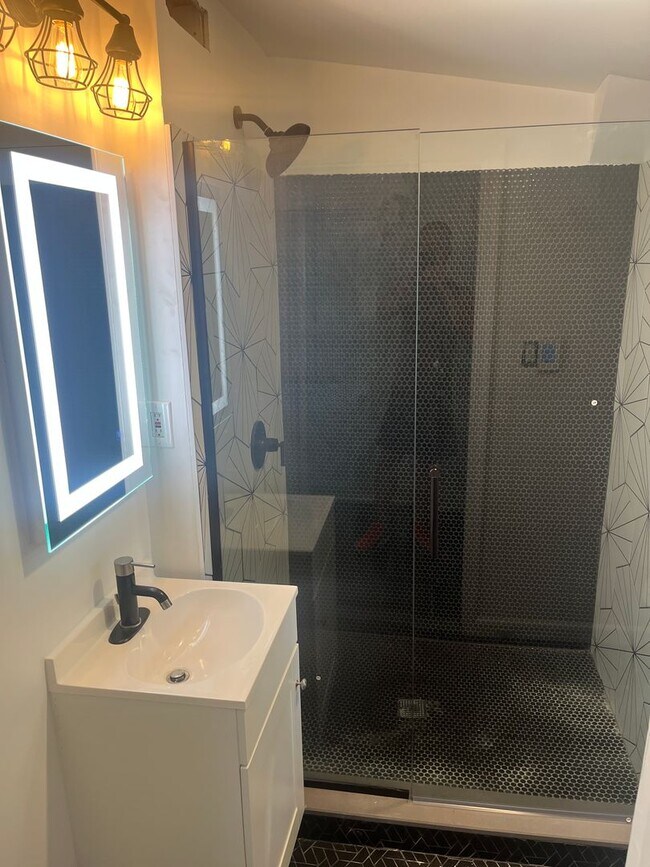 Building Photo - Newly Renovated 1 Bedroom, 1 Bath Apartmen...