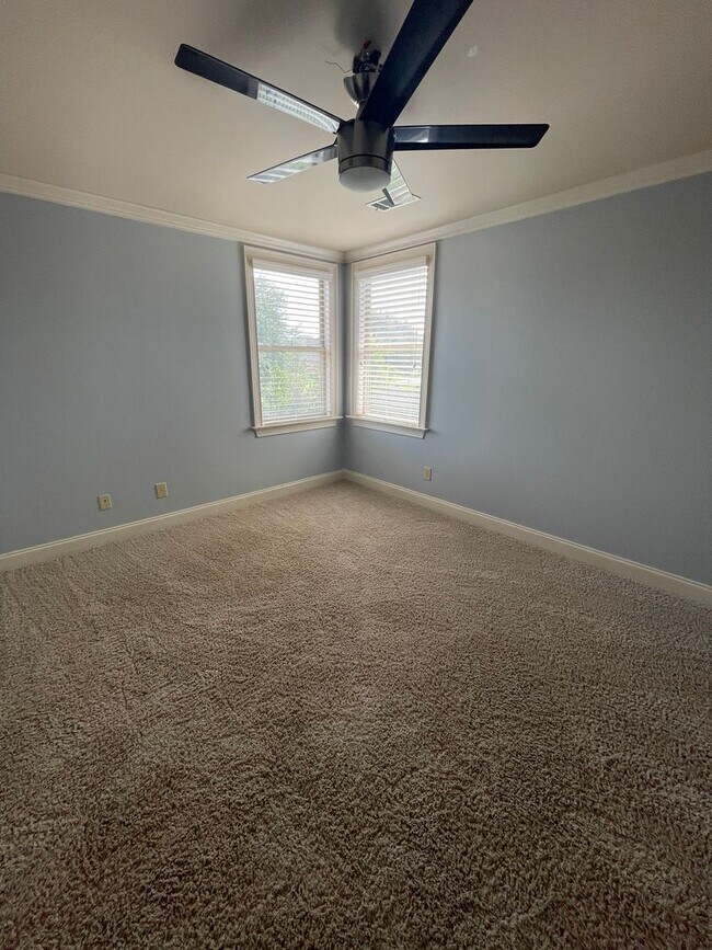 Building Photo - Beautiful 5 Bedroom 3 Bath In Taylor Lakes...