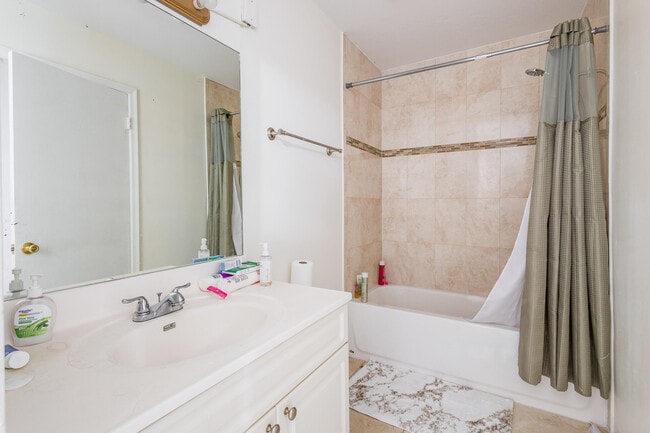 Building Photo - 4245 Landar Dr