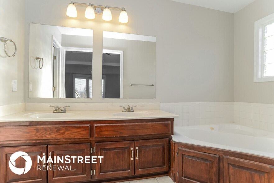 Building Photo - 7 Sherry Ct