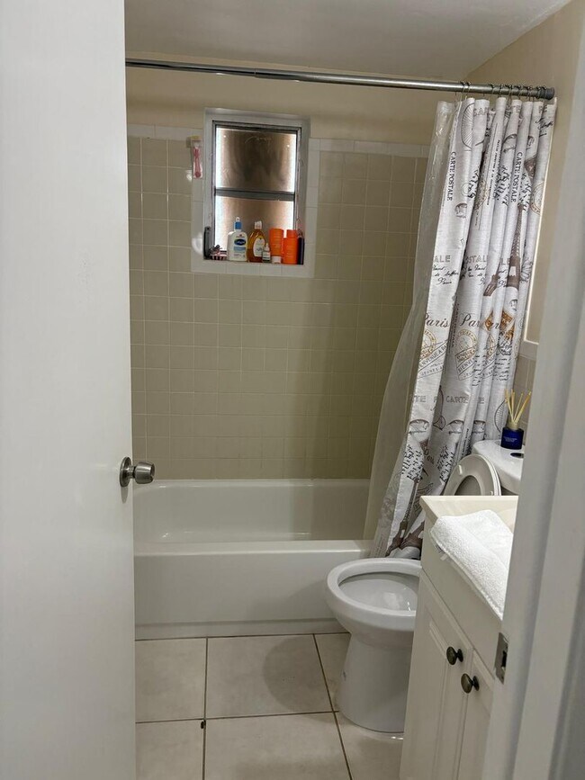 Building Photo - Move-In Ready 3BR/2BA single-Family Home i...