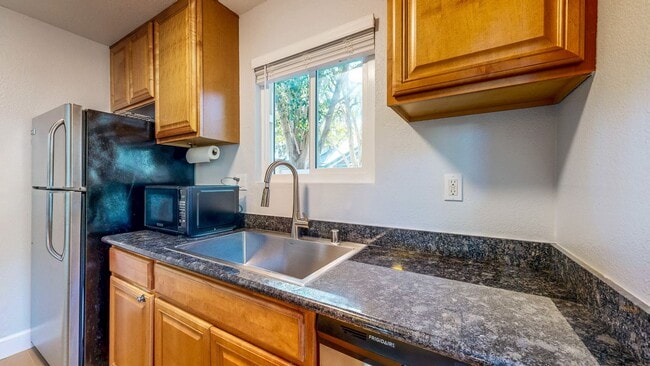 Building Photo - Cozy 2 Bedroom 1.5 Bath with Private Yard and Two Car Garage !