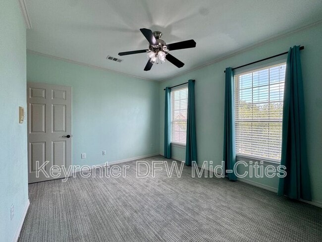 Building Photo - 2417 Creekside Cir S