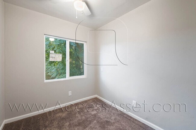 Building Photo - Cozy And Charming 2 Bed/1 Bath Duplex In Perris!