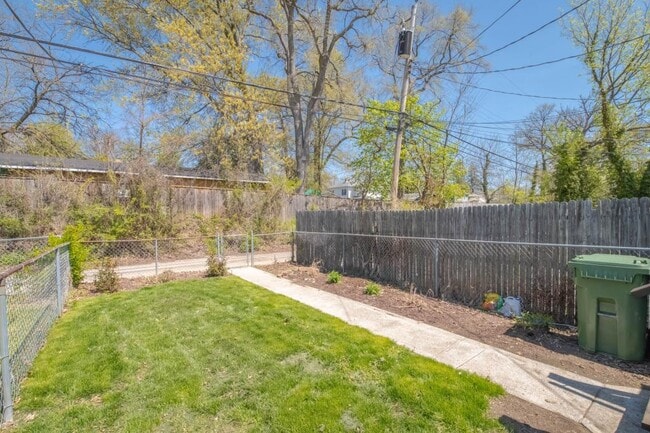 Building Photo - 806 Benninghaus Rd