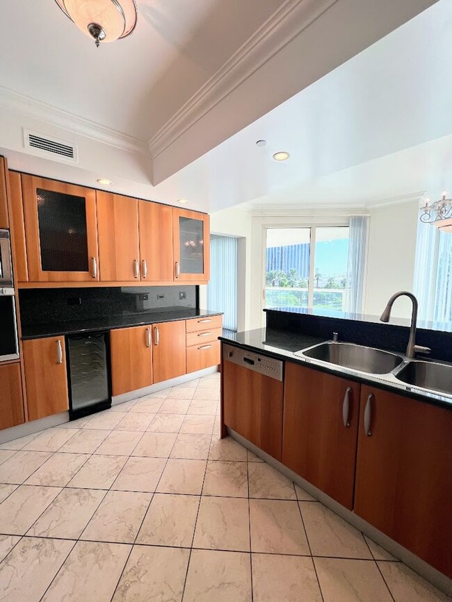 Building Photo - Turnberry Towers - 2 Bedroom 2 bath over 2...