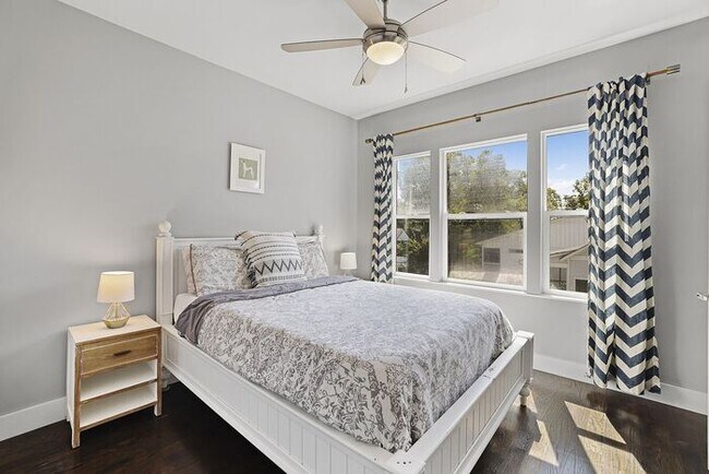 Building Photo - Completely furnished 4BR/2.5BA with fully ...