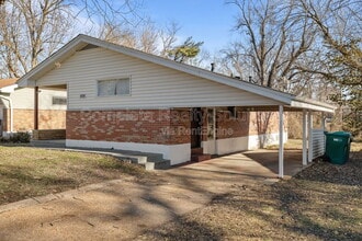 Building Photo - 9834 Portage Dr