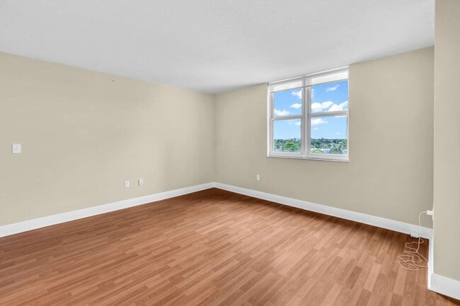 Building Photo - 3000 Coral Wy