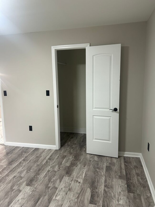 Building Photo - 5/3 Home Available Now!