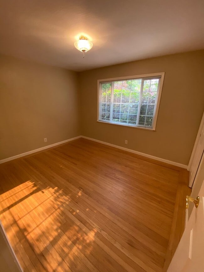 Building Photo - 3 Bed 2 Bath, Single Family Home In Walnunt Creek