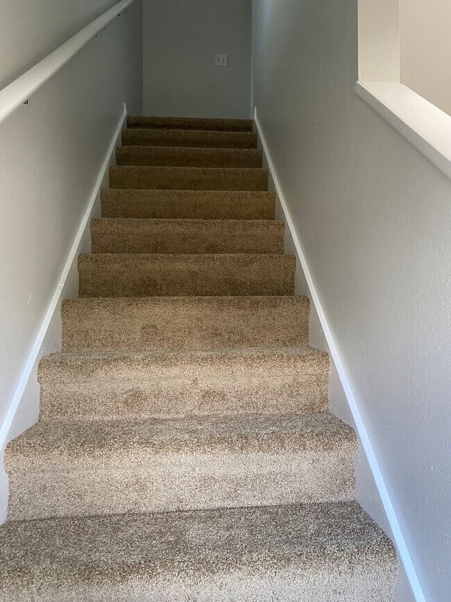 Building Photo - Spacious 2 bedroom, 2 bath duplex located ...