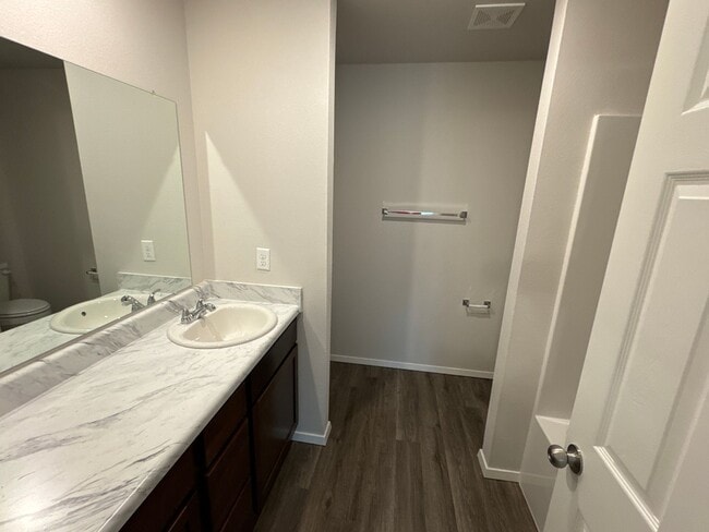 Building Photo - Pre-Leasing Now! Secure This Modern 3-Bedroom, 2-Bathroom Home Available Soon in Regency Park!