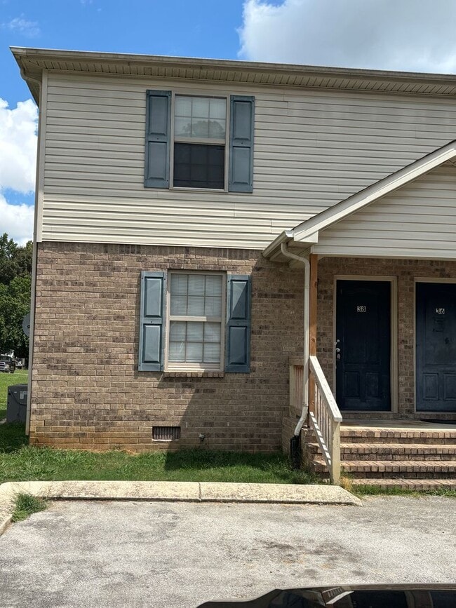 Building Photo - 2 Bedroom Townhouse